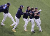 Los jugadores de los Rays de Tampa abrazan a Brett Phillips (segundo desde la derecha), autor del punto definitorio del partido de la noche del 24 de octubre.