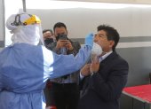 Prueba. El alcalde de Quito Jorge Yunda durante la toma de muestras para una prueba PCR.