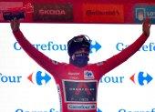 Richard Carapaz con el maillot rojo que lo identifica como el líder de la Vuelta a España.