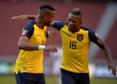 Michael Estrada (i) y Pervis Estupiñan de Ecuador celebran un gol ante Uruguay, durante un partido por las eliminatorias.