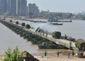 El puente fue construido con el despliegue de barcos ubicados sobre el río Yangrsé.