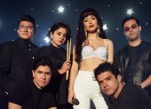 Imagen de Selena Quintanilla y su banda en la ficción.