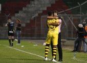 Fabián Bustos y Pedro Pablo Velasco celebran la conquista del triunfo ante Liga de Portoviejo.