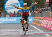 Etapa 3. Caicedo, el segundo tricolor en ganar en Italia, tras Carapaz. Fue 2 días líder de la montaña.
 TOPSHOTS-TOPSHOT-CYCLING-ITA-GIRO-2020-STAGE 3