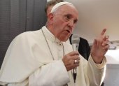 El papa Francisco pide apostar por un laicismo que no excluya la existencia de Dios.