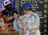 El pizzero Guillermo Rodríguez, bautizado en la iglesia maradoniana, muestra los tatuajes en su espalda que representan a la leyenda del fútbol argentino Diego Maradona, en Merlo, provincia de Buenos Aires.