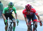 El esloveno Primoz Roglic (i) y Richard Carapaz tuvieron un emocionante duelo en busca del triunfo de la octava etapa de la Vuelta, en el exigente alto de Moncalvillo.