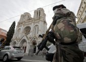 Soldados franceses custodian la Basílica de Notre-Dame de l’Assomption en Niza, tras el atentado.