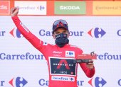 Richard Carapaz, ciclista ecuatoriano, sigue firme en el liderato de la Vuelta a España.
