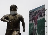 En el Barrio de la Paternal, de la ciudad de Buenos Aires, lugar donde vivió Diego Maradona, hay una estatua de él.