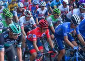 Competencia. El ecuatoriano Richard Carapaz, del Team Ineos, con el maillot rojo que perdió ayer frente a Primoz Roglic, durante la décima etapa de la Vuelta a España.


 CYCLING-ESP-TOUR-VUELTA