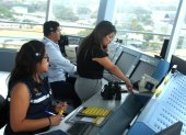 Los controladores de tránsito aéreo serán parte del personal que estará atento a los requerimientos de estos días.