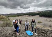 Turistas se divierten en el desierto de Palmira, en la provincia de Chimborazo.