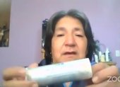 Testimonio. Imelda Rivera, madre de un fallecido en octubre pasado, con una bomba lacrimógena caducada.