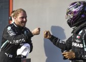 El piloto finlandés Valtteri Bottas celebra con su compañero de equipo Lewis Hamilton luego de la clasificación.