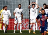 Dos de los artífices de la victoria del Real, Karim Benzama y Hazard, en el centro, celebrando el gol del segundo.