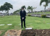 Una foto referencial de un deudo ante una tumba en un cementerio en Guayaquil.