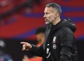 Ryan Giggs, entrenador de Gales, no estará en el banquillo en los próximos tres partidos de su combinado.