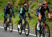Los integrantes del Ineos Grenadiers están comprometidos en ayudar a su líder, Richard Carapaz (c), para que llegue con el maillot rojo a la meta final en Madrid.