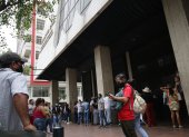 La filas y las personas sin turno fuera de la agencia del Registro Civil, ubicada en la avenida Nueva de Octubre.