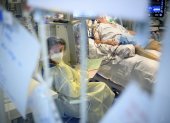 Un trabajador médico trata a un paciente con Covid-19 en la unidad de cuidados intensivos del hospital Reseau Hospitalier Neuchatelois (RHNe) Pourtales durante el brote de la enfermedad por coronavirus (COVID-19), en Neuchatel, Suiza, 05 de noviembre de 2020. Suiza como muchos países en Eu