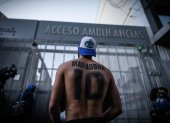 Los seguidores del Pelusa se mantienen afuera de la clínica donde lo operaron.