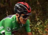 Richard Carapaz (d) espera recuperar el maillot rojo en las dos jornadas de montaña que restan de la Vuelta a España.