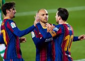 Los jugadores de Barcelona felicitan a Lionel Messi (d), autor de un doblete.