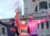 Richard Carapaz (i) en el podio de la Vuelta a España junto a Primoz Roglic y Hugh Carthy.
