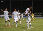 Los jugadores de Guayaquil City celebran uno de los goles en la victoria frente a Aucas.