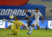 Romario Caicedo, de Emelec, impulsa el esférico para anotar el primer tanto frente a la Universidad Católica.