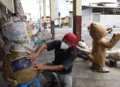 Labor.- Un artesano elabora un monigote que se quemará el 31 de diciembre de 2020.