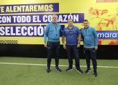 El director de selecciones (d) junto al entrenador Gustavo Alfaro y Francisco Egas, presidente de la Ecuafútbol.