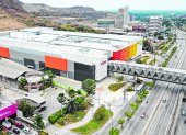 Así luce el nuevo centro comercial, unido al edificio de Riocentro Ceibos por un puente peatonal.
