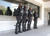 Seguridad. Miembros de la Unidad de Mantenimiento del Orden custodian la Corte antes de la audiencia en el caso Hospital de Pedernales.