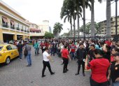 En el simulacro del año pasado, decenas de habitantes se reunían en los puntos claves seguros de las empresas, plazas, calles e instituciones. 


Foto: Valentina Encalada

Nota: Gelitza Robles



NOVIEMBRE 22 Guayaquil-Ecuador

Agencia (ag-expreso)