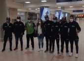Richard Carapaz junto a integrantes de su escuela de ciclismo que fueron a recibirlo al aeropuerto.