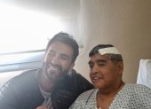 Recuperación. El abogado junto a Diego en la primera foto tras la cirugía.