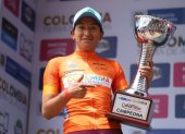 Miryam Núñez festeja con el trofeo de campeona de la Vuelta a Colombia