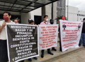 Plantón por reclamos de pago a los centros de diálisis.