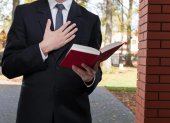 Los testigos de Jehová son acusados en varias ocasiones de manejar mal los abusos dentro de la iglesia.