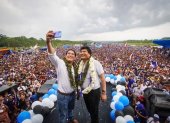 Bolivia. En la tarima que compartió con Evo Morales y Jaime Vargas, el correísta se dedicó a sacar selfis.