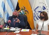 Roberto Passailaigue, rector de la Universidad de Guayaquil, junto a Monserratt Bustamante e Ingrid Estrella, miembros de la CIFI.