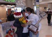 Miryam Núñez es abrazada por su madre María Padilla en el aeropuerto de Quito, la mañana de este sábado