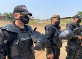 Acción. Agentes policiales colaboraron en la diligencia en El Empalme.