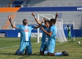 Los jugadores del Manta festejaron en la última fecha el ascenso a la Serie A.
