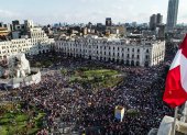 Manifestantes participan en una multitudinaria marcha de protesta contra el nuevo gobierno del presidente Manuel Merino, hoy en la plaza San Martín de Lima (Perú).