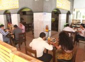 Hecho. El COE de Guayaquil decidió mantener el aforo del 50 % en los restaurantes.