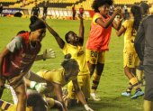 Las jugadoras de Barcelona celebran luego de lograr la clasificación frente a Emelec.