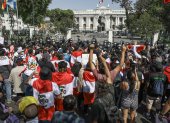 Ciudadanos celebran hoy la renuncia de Manuel Merino a la Presidencia peruana, en Lima (Perú).